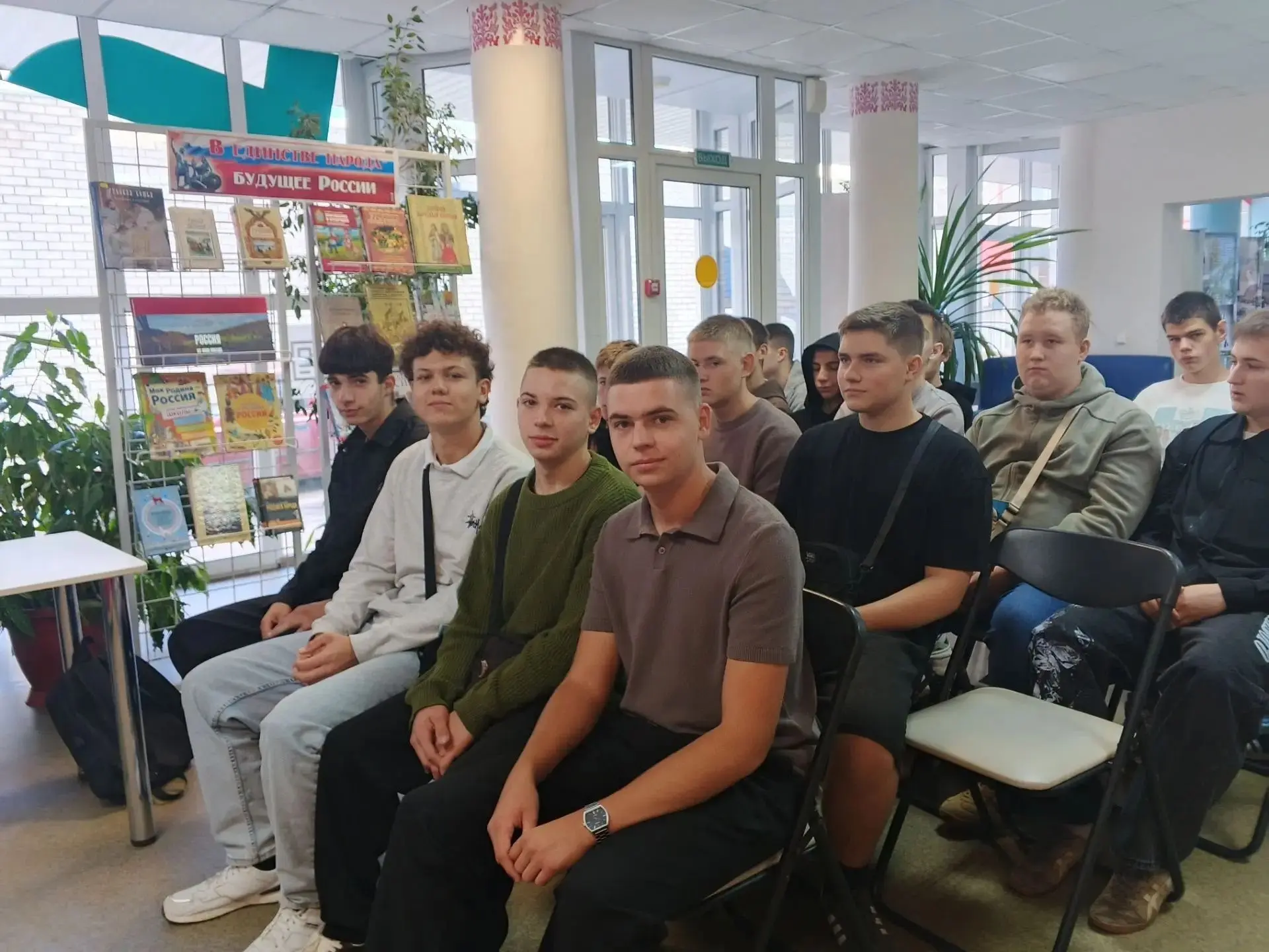 Студенты 1 курса группы  162-М с куратором Светланой  Николаевной  Кулаковой Института ...