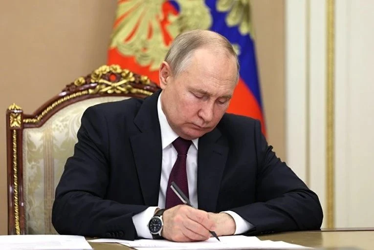 Сегодня Владимир Путин подписал указ об особом статусе учителя. Указ вступил в силу и н...