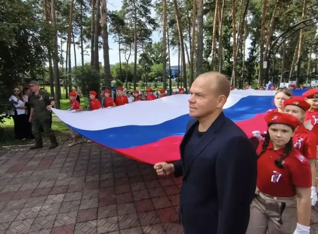 Сегодня День государственного флага. Вместе с юнармейцами, военнослужащими пронес огром...