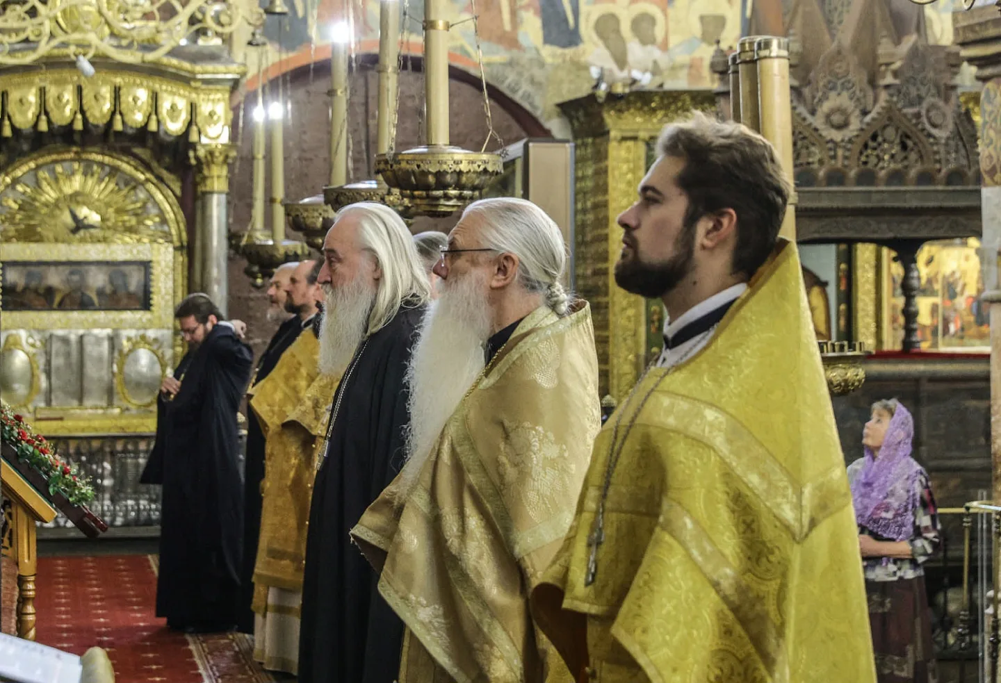 И.о. настоятеля храма Живоначальной Троицы в Карачарове иерей Александр Лисовский приня...