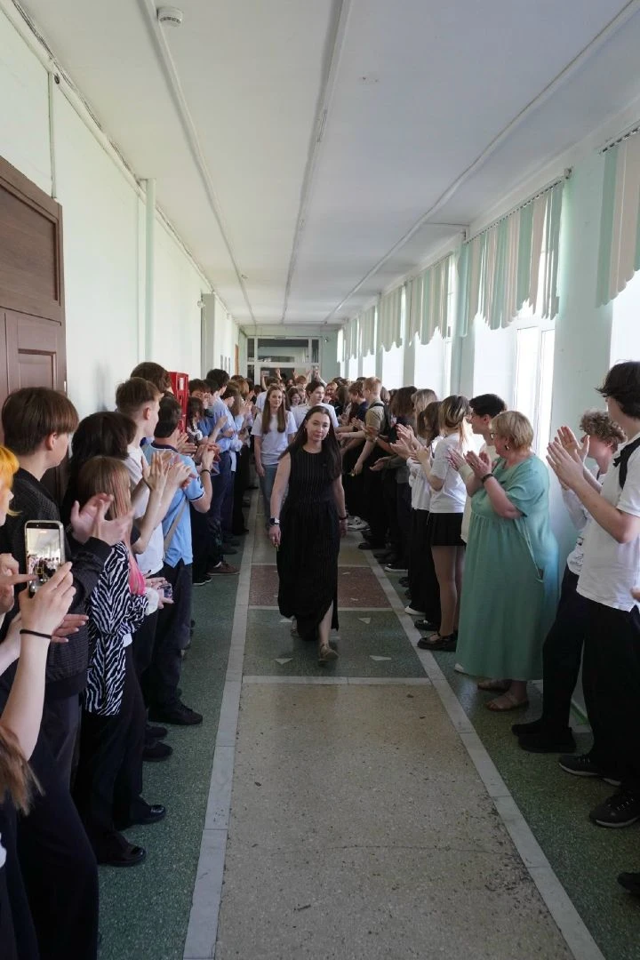 Торжественным, праздничным строем прошли сегодня наши выпускники по всем трем этажам шк...