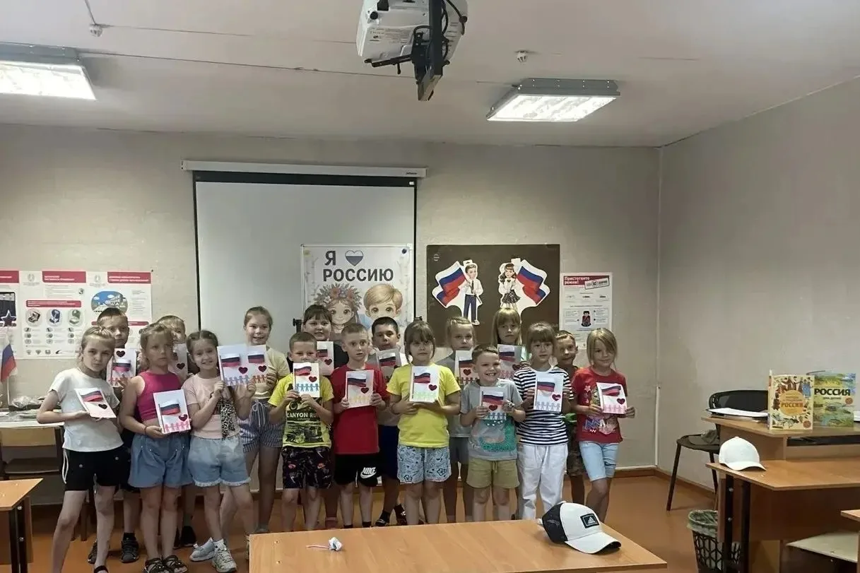 В канун Дня России наши юные читатели и ребята из летних лагерей отправились в нескольк...