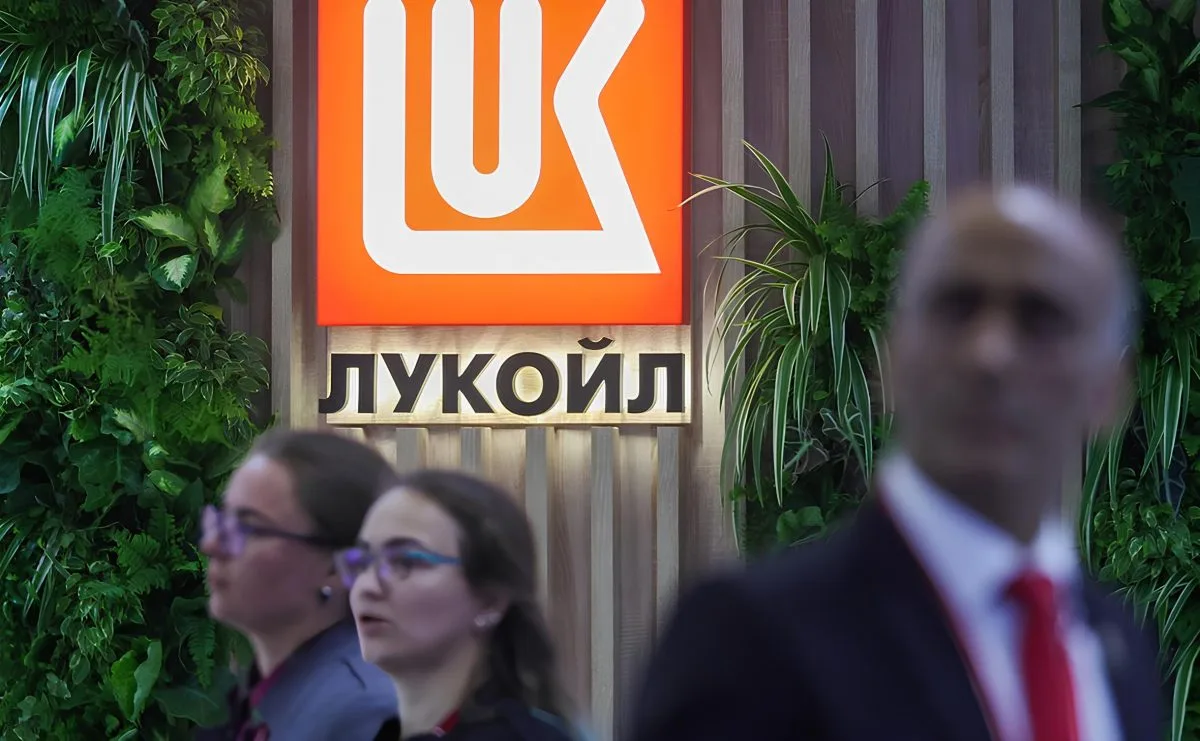 ЕС добавил в санкционный список дочки «Лукойла» и «Газпром нефти»

Евросоюз ввел санкции в отношении