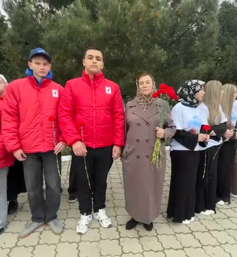 В Каспийске прошло торжественное мероприятие в рамках акции «Знамя Победы».  Учащиеся нашей школы, в