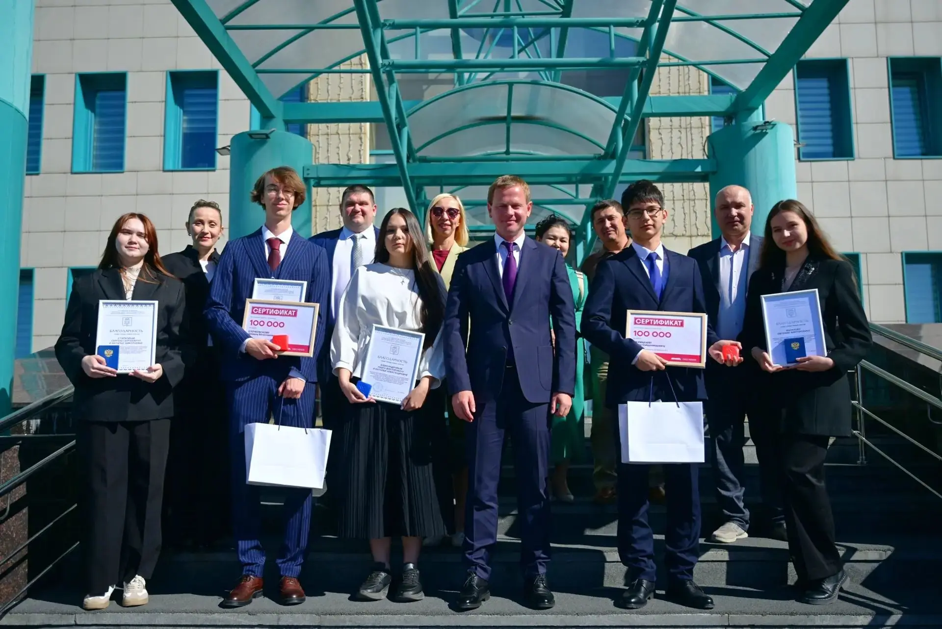 Лучшие выпускники Нового Уренгоя получили заслуженные награды