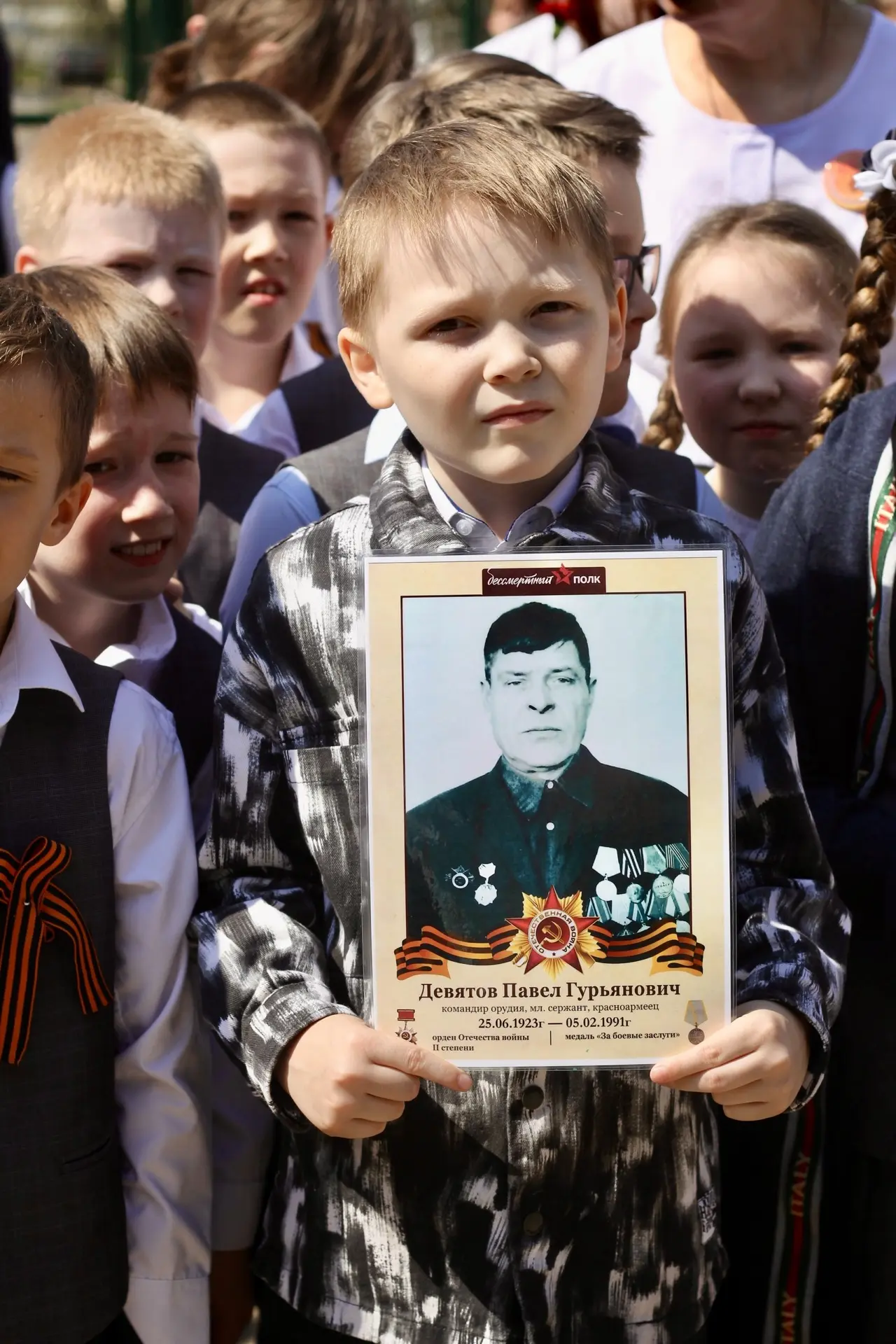 🕯️ Бессмертный полк живых и павших дедов, Прошедших путь дорогами войны. Бессмертный полк, шагнувший