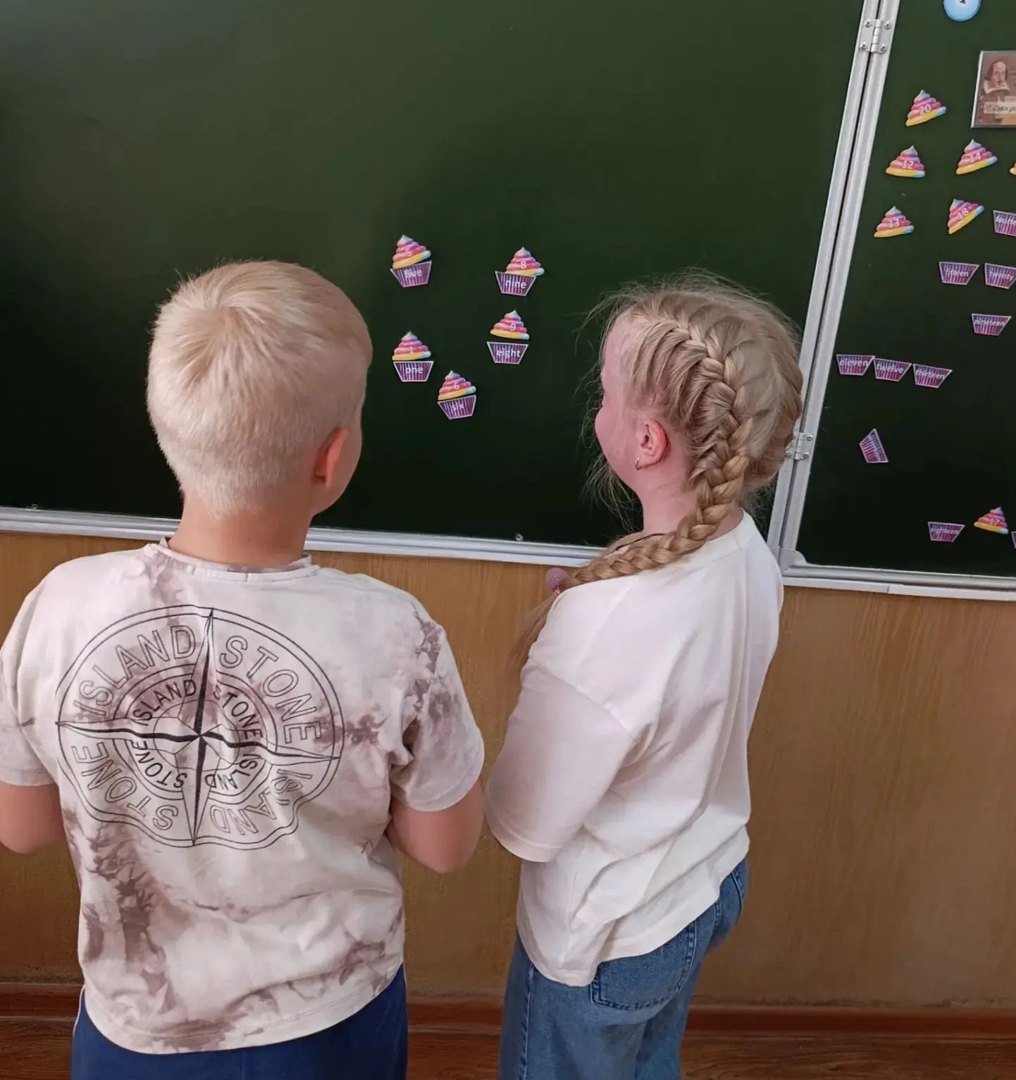 Чтобы за летние каникулы не забыть алфавит, учитель иностранного языка Елена Валентиновна Пескова по