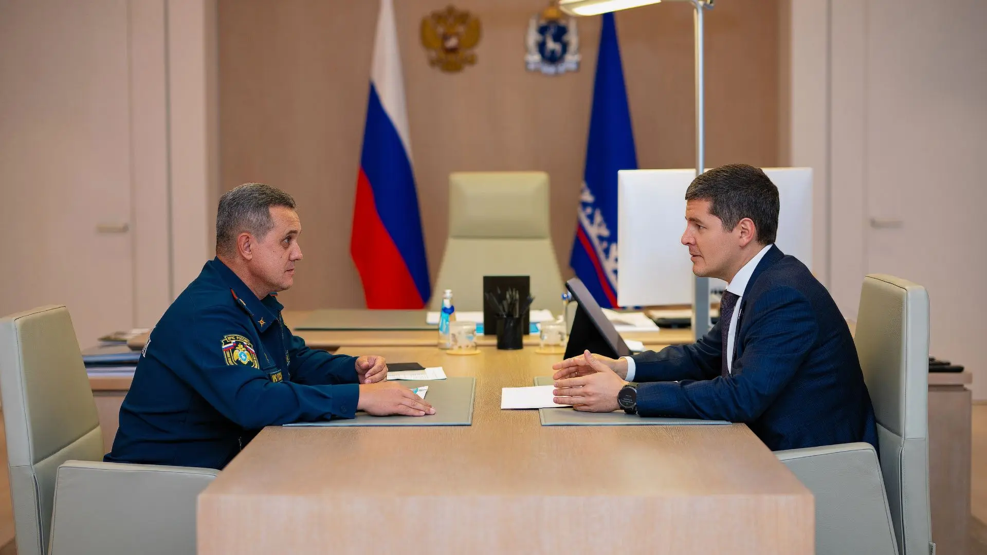👩‍🚒 Дмитрий Артюхов и Олег Гилев обсудили пожарную безопасность Ямала