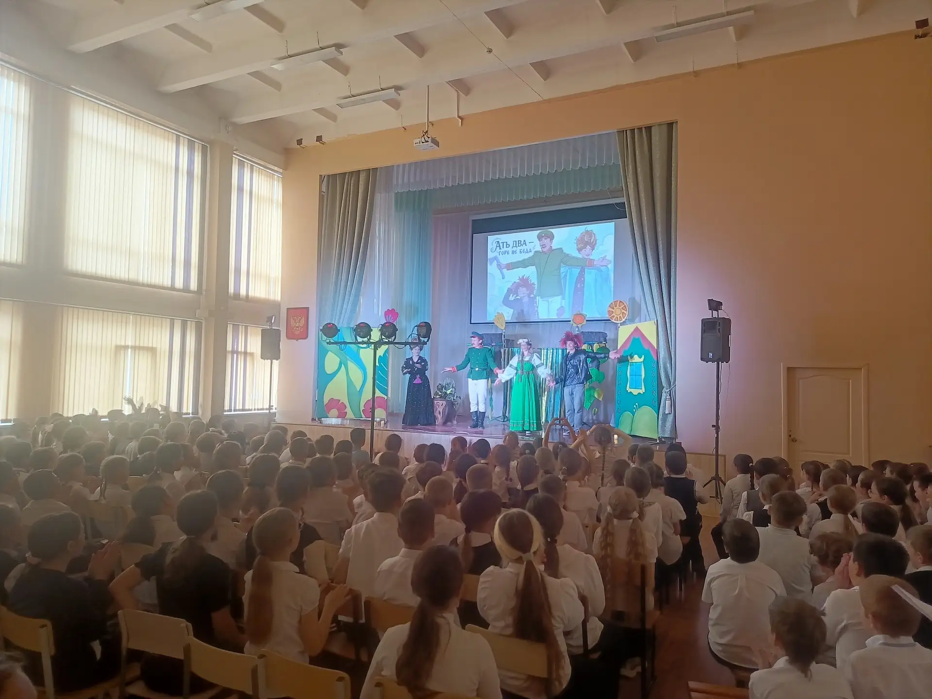 День театра в школе №114: патриотические спектакли в преддверии Дня Победы 🎭🇷🇺  6 мая в преддверии п
