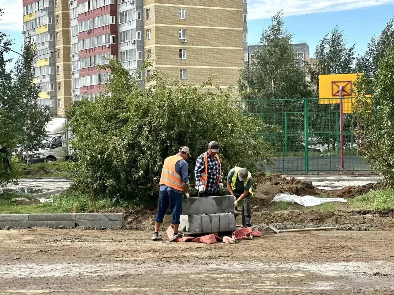 🏡 В Замелекесье завершается большое благоустройство дворов

Дворы 21/33 и 21/34 стали финальной точ
