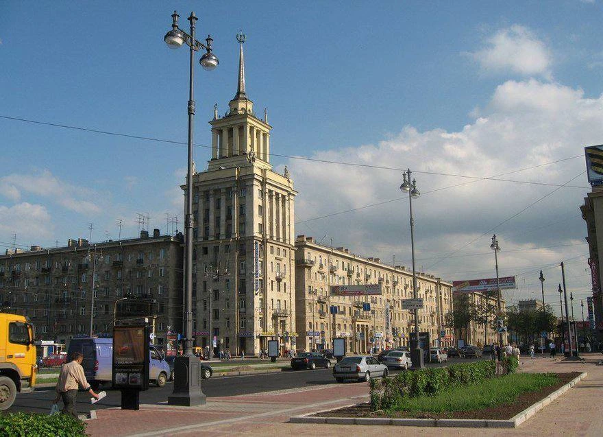 В 1977-м пятнадцатилетний Витя Цой вместе с родителями переехал в этот знаменитый дом с...