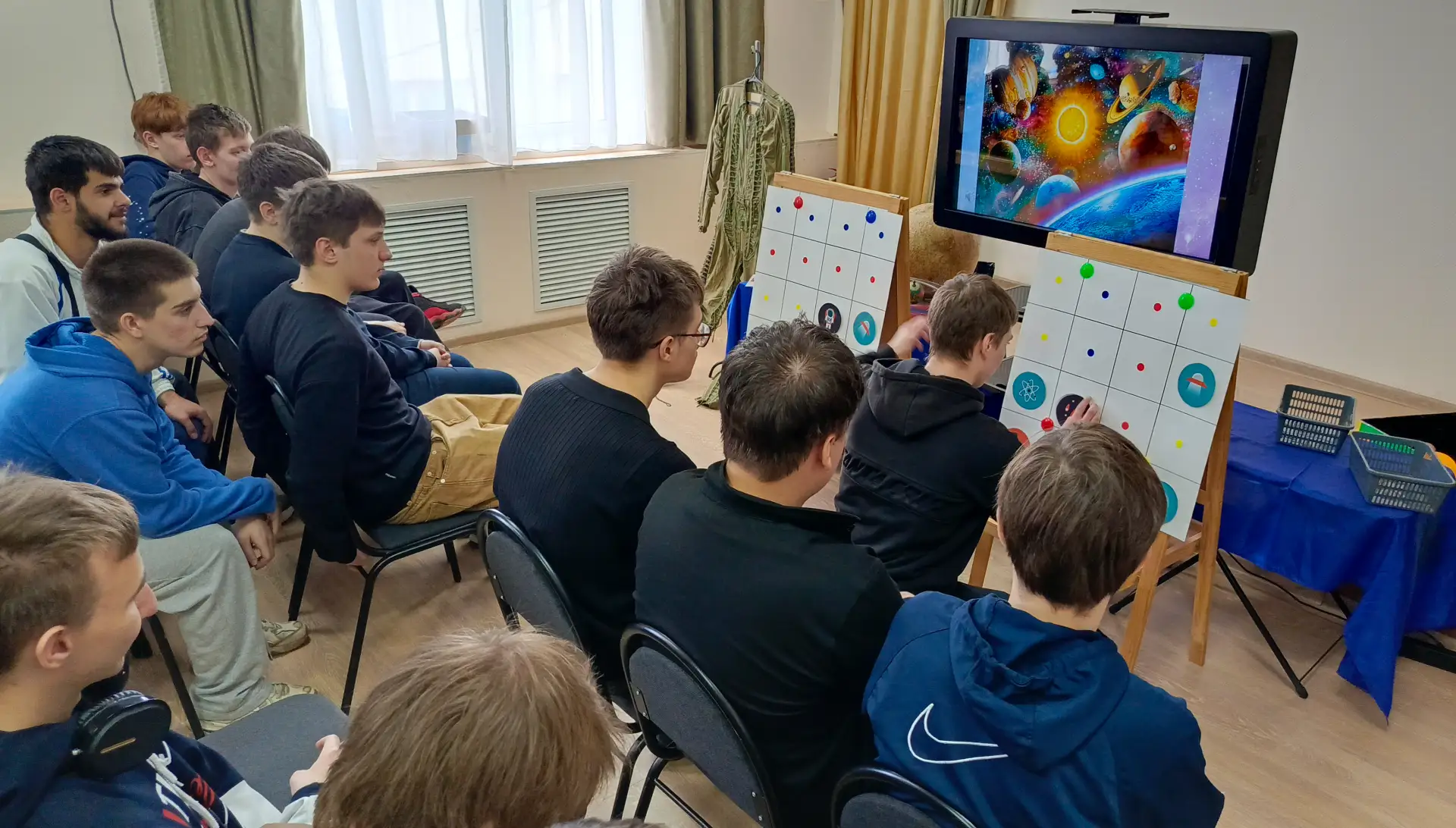 🚀 Студенты группы ЭЛ-11 (куратор Л.С. Черных), группы ТО-11 (куратор С.Б. Либерова) и библиотекарь Н