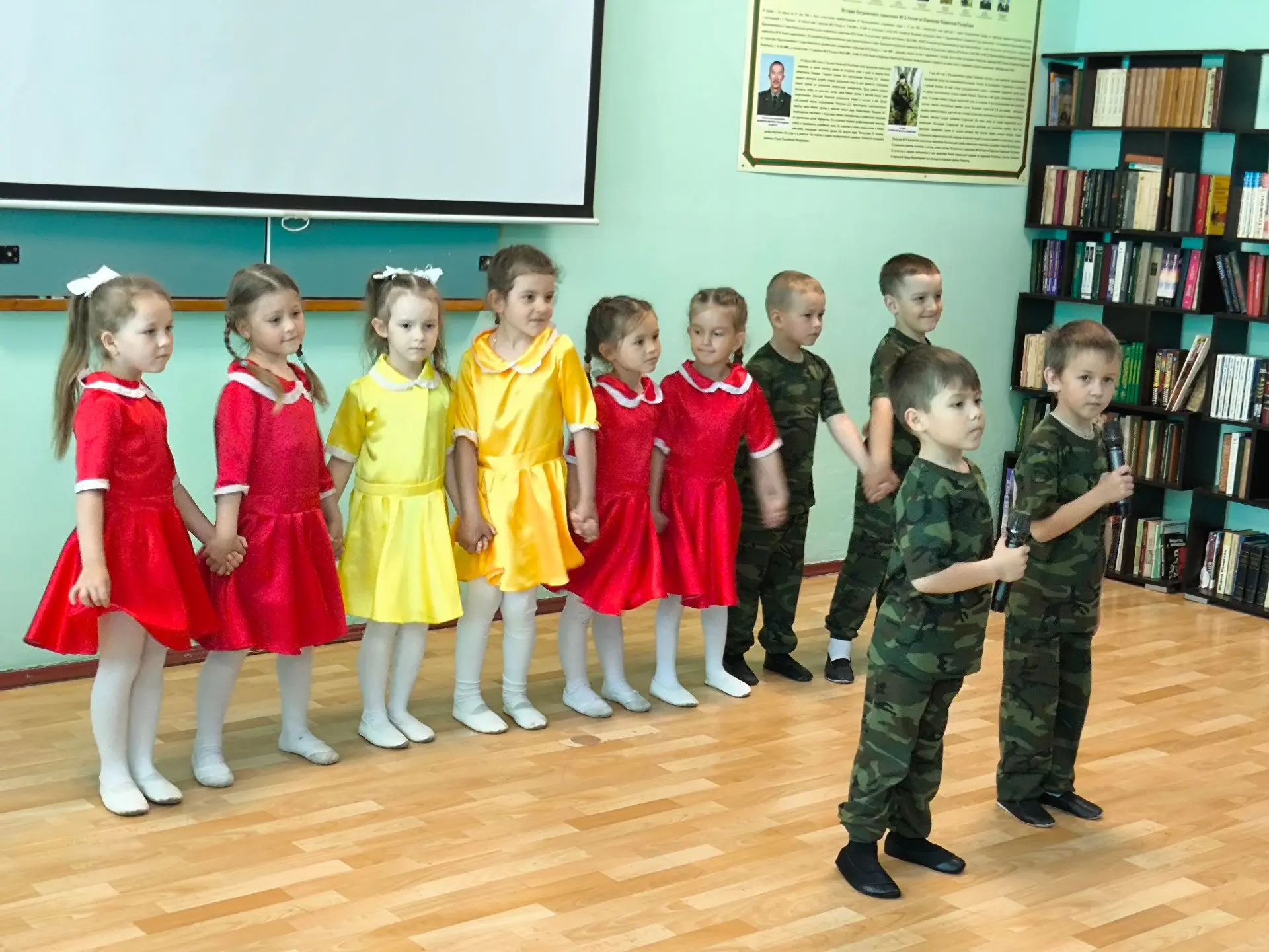 Члены дошкольного юнармейского отряда "Орлята" побывали на погранзаставе, поздравили во...