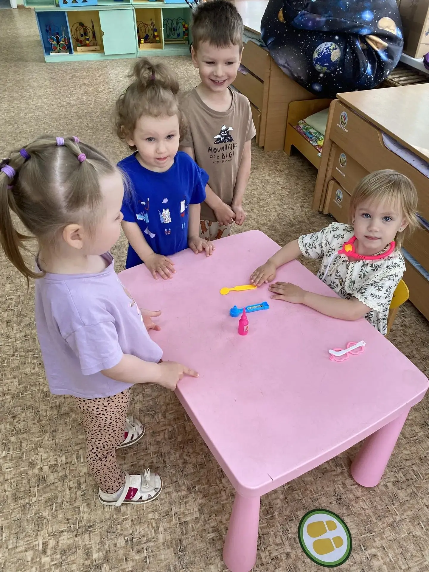 По проекту "Семья-это мы" дети младшей группы играли в сюжетно-ролевую игру " «Мама и п...