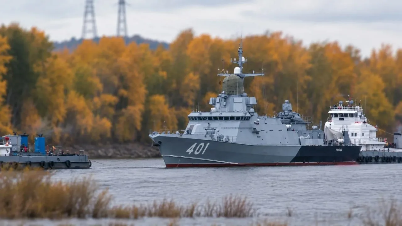 ОСК сообщила, что 30 сентября началась буксировка с Амурского судостроительного завода ...