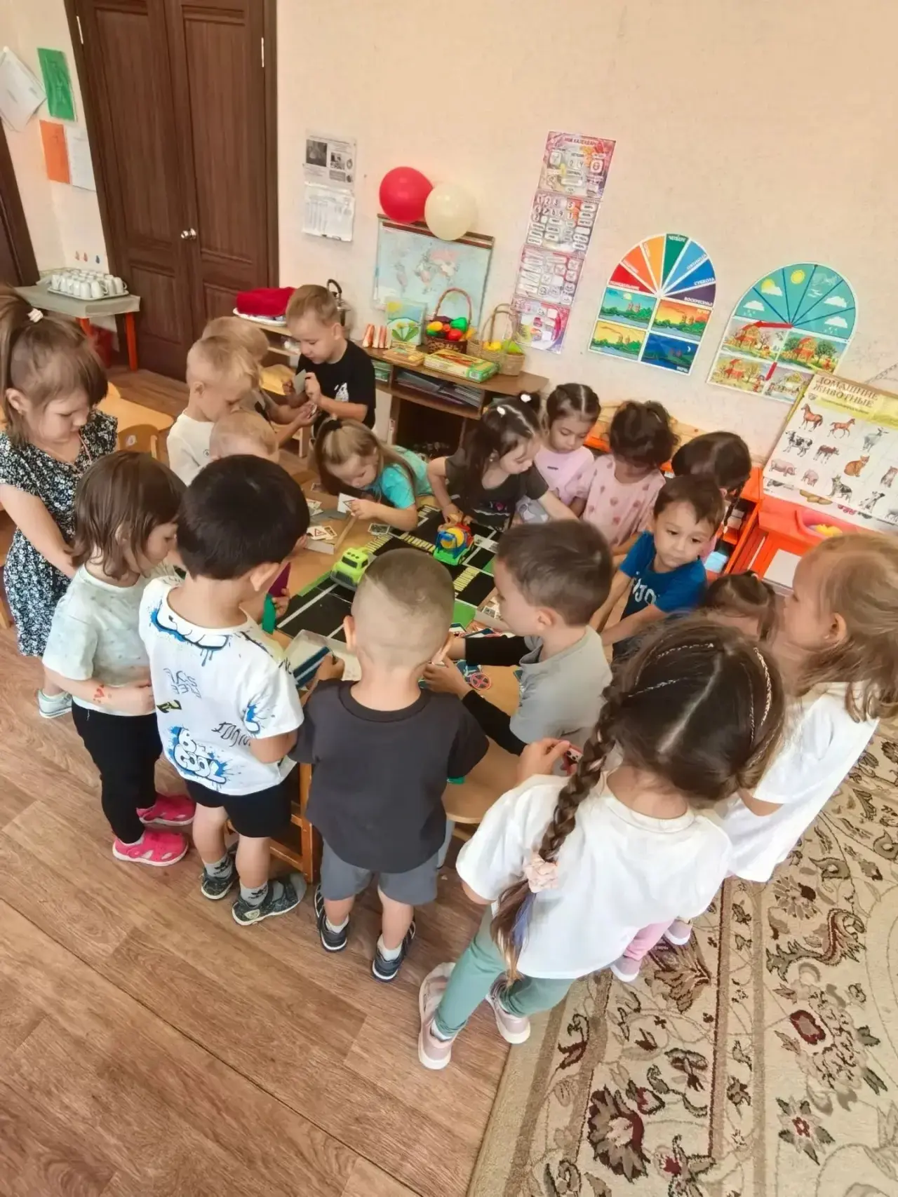 В средней группе провели беседу по ПДД  на тему " Внимание дети!"