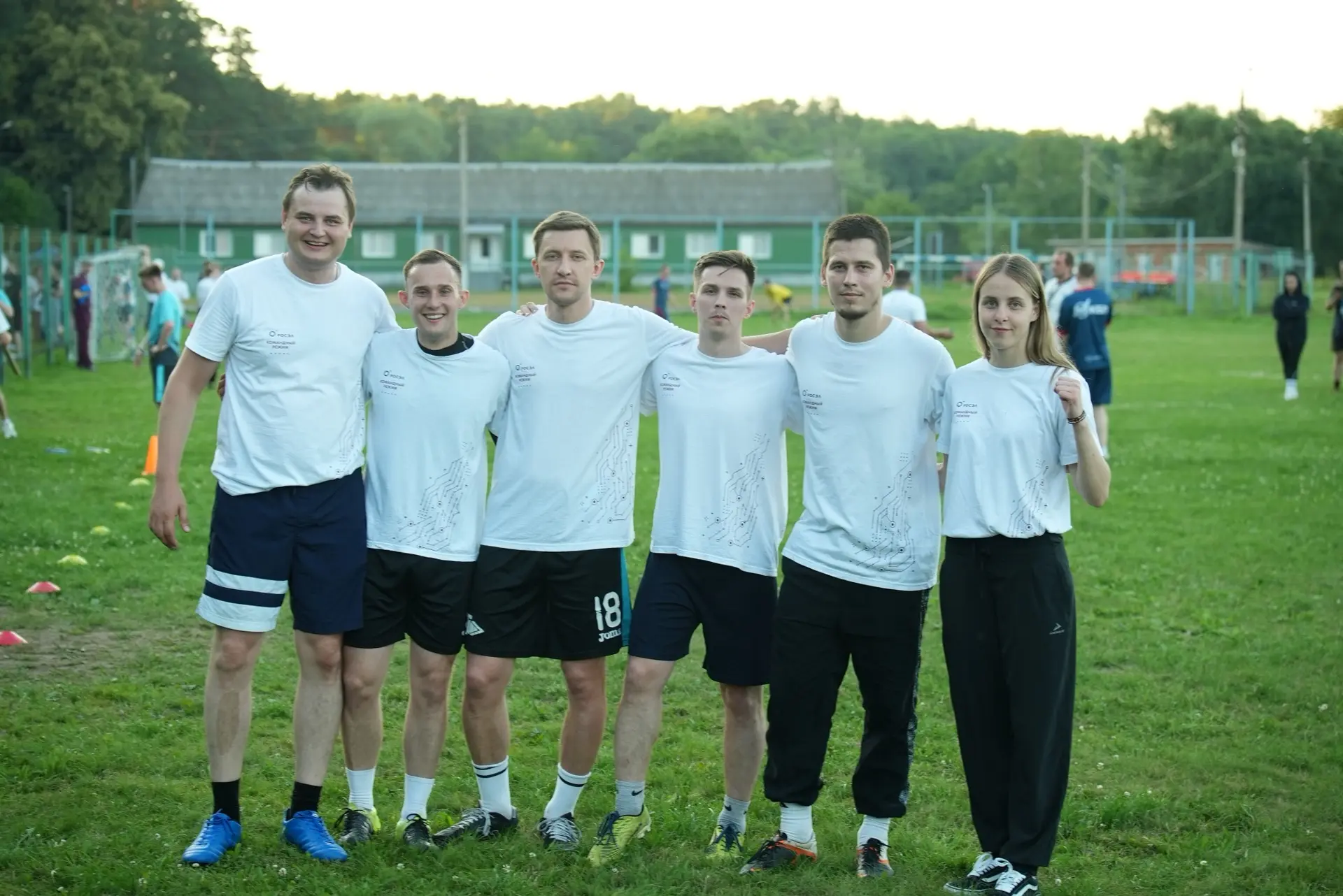 Поддерживать команду тоже нужно уметь. 

⚽️ Пока спортсмены команды Росэл на "Инженерах будущего" иг
