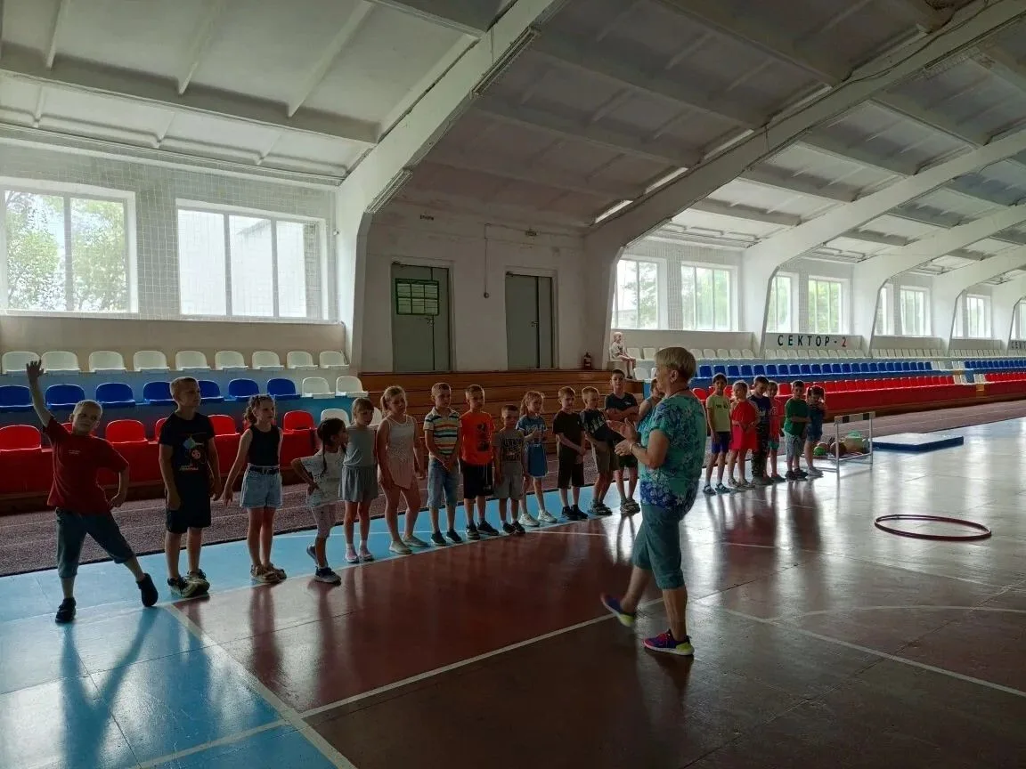 Два мира — два приключения: как прошел день в школьном лагере
⁣
Этот день для воспитанников школьног