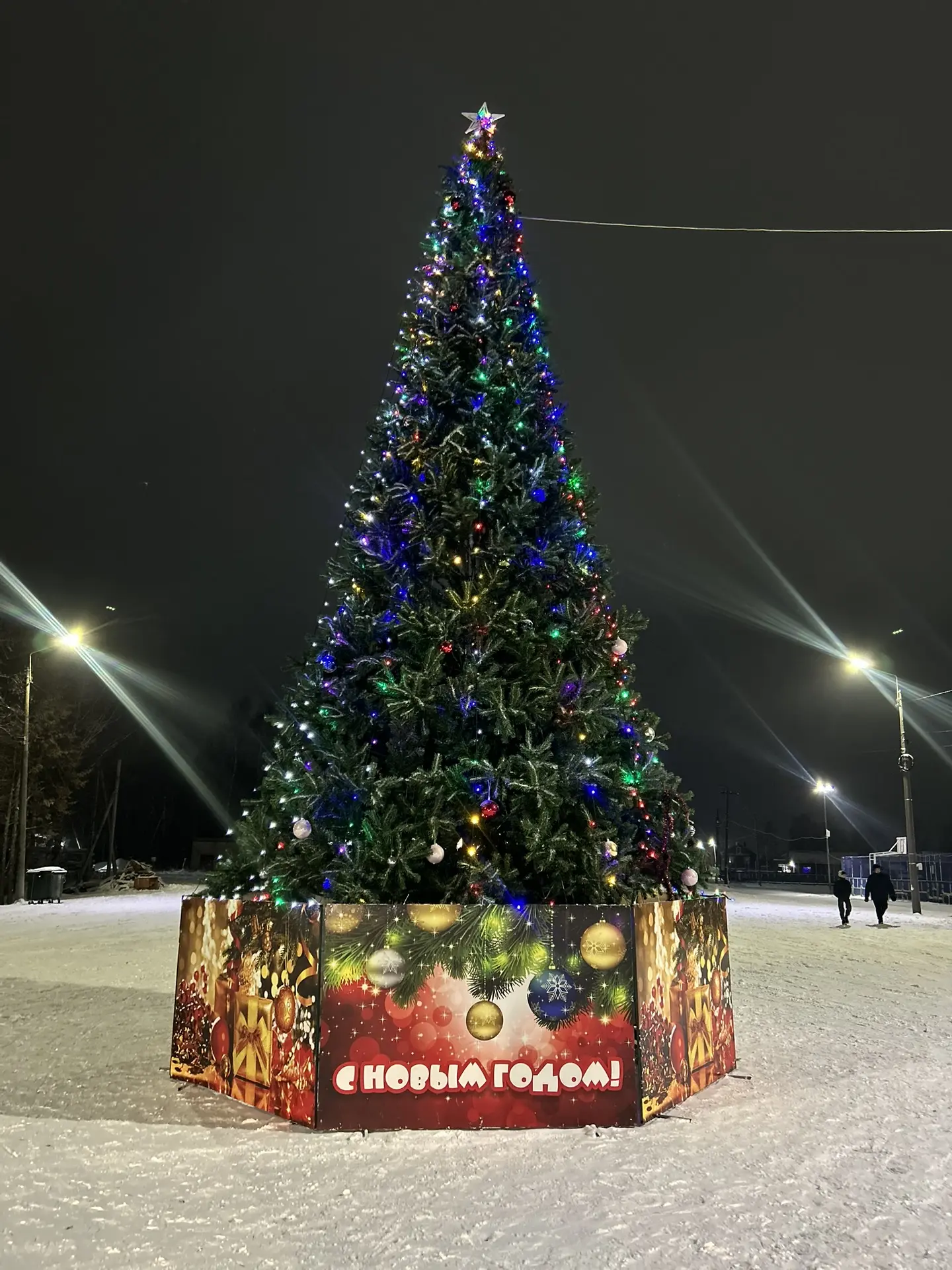 В преддверии Нового года в центре нашего поселка появилась праздничная ёлка. Она стала главным украш