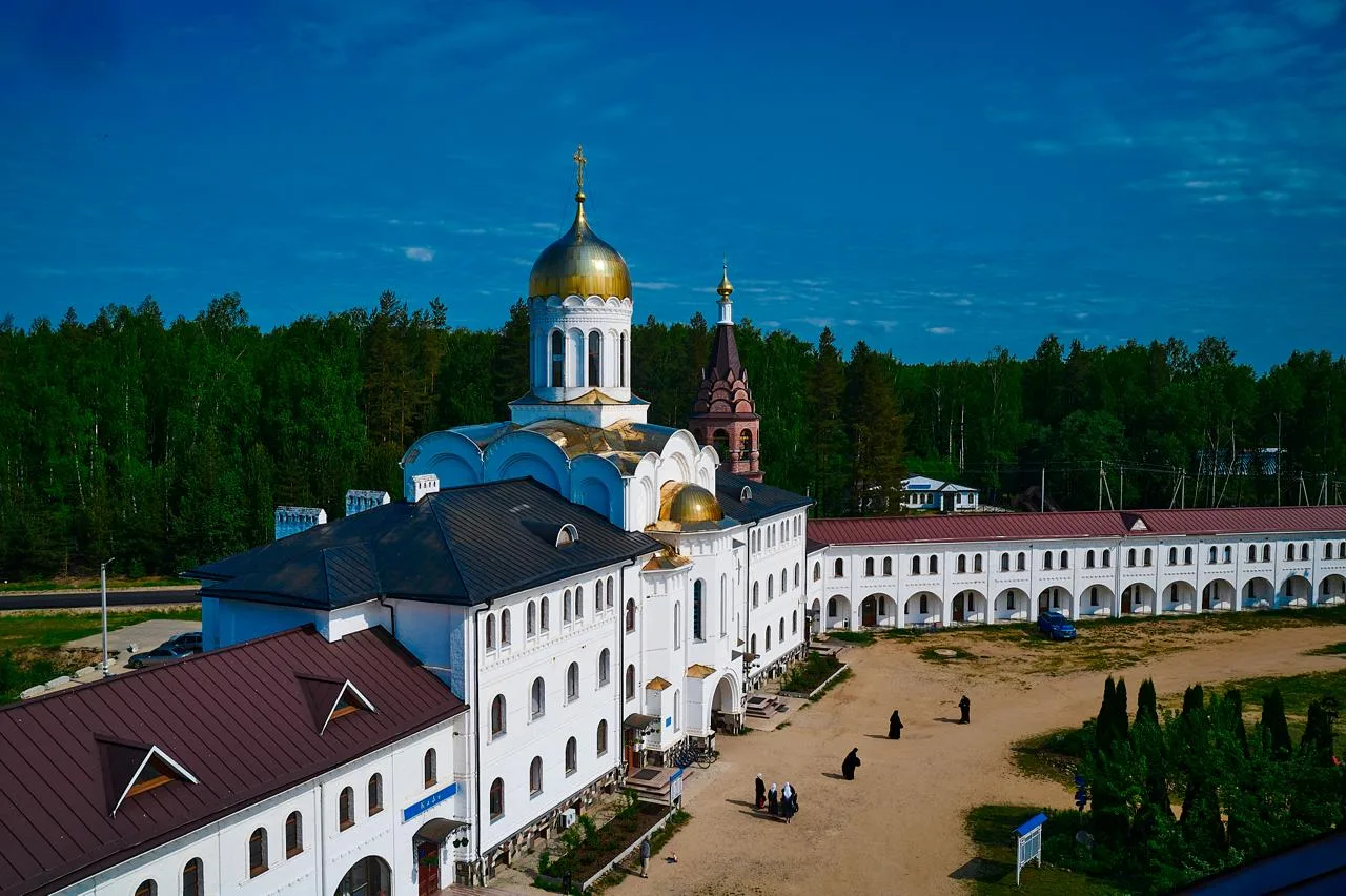 #стих

* * *
Утро настало. В церкви звонят…
Звуки, кружась, полетели, –
Люди на Божию службу спешат,