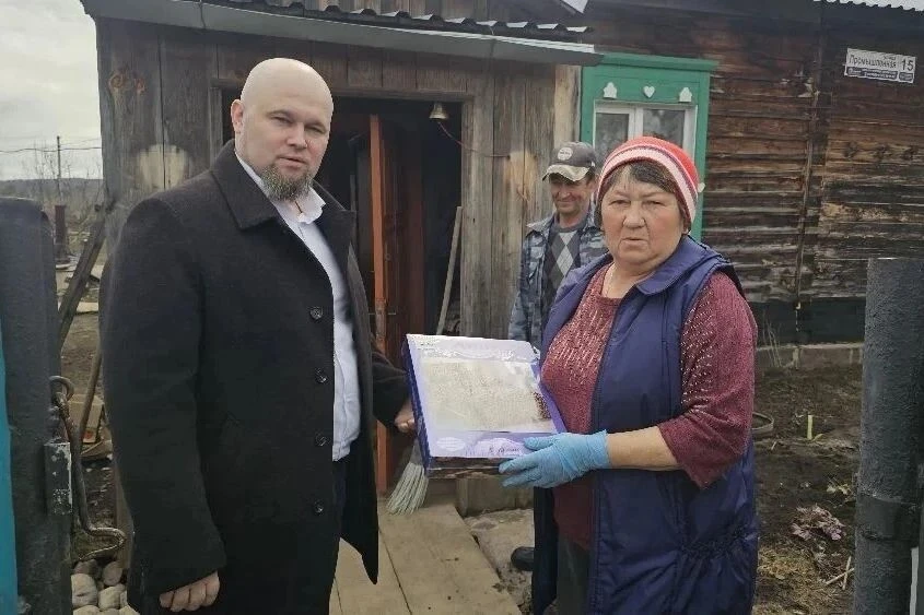 Постельное белье пострадавшим от паводка и обход домов – алтайские депутаты побывали в поселке в Бий