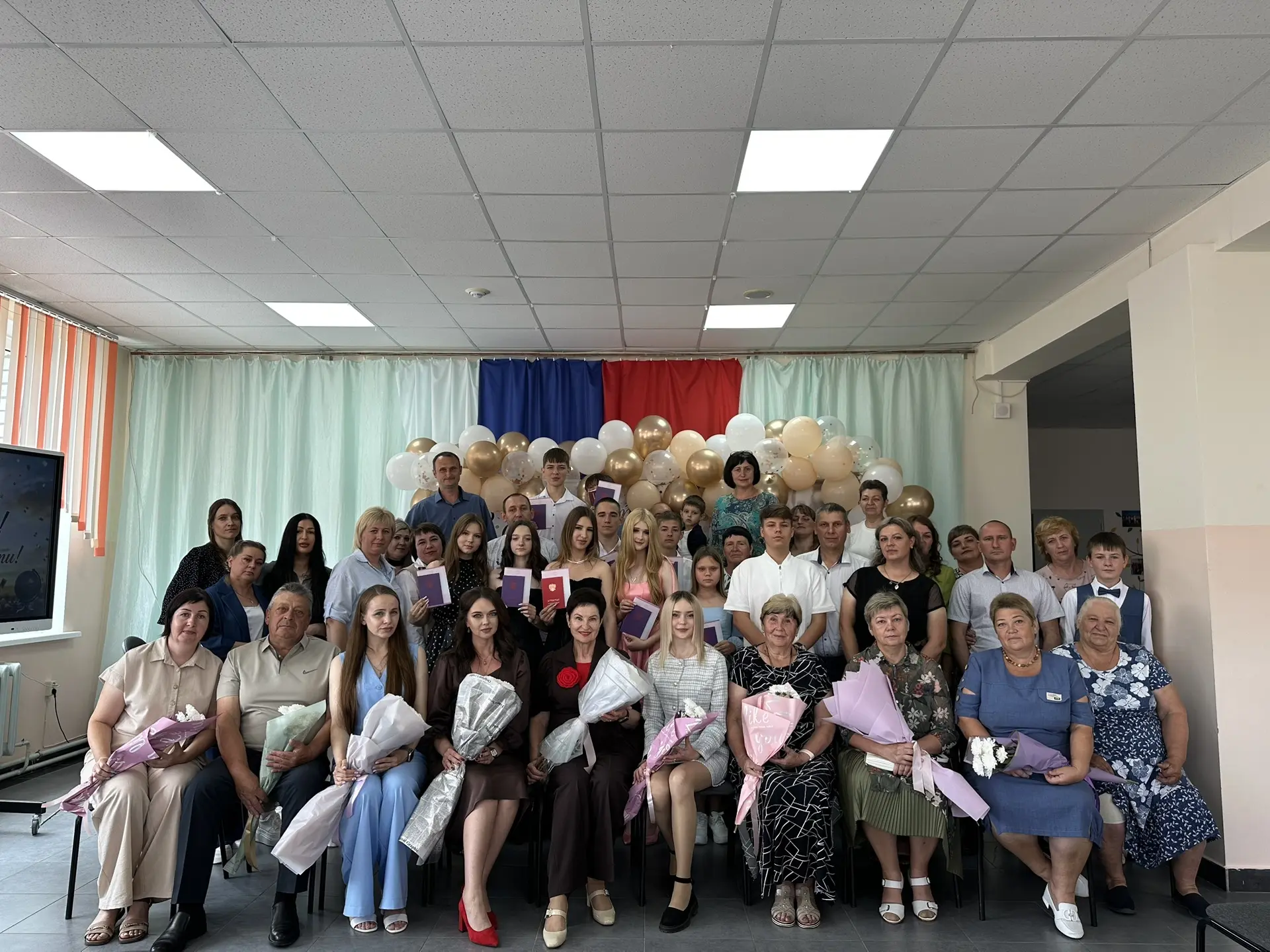 Сегодня, 26 июня, особенный день. День, когда школьные годы остаются за спиной, а впереди открываетс