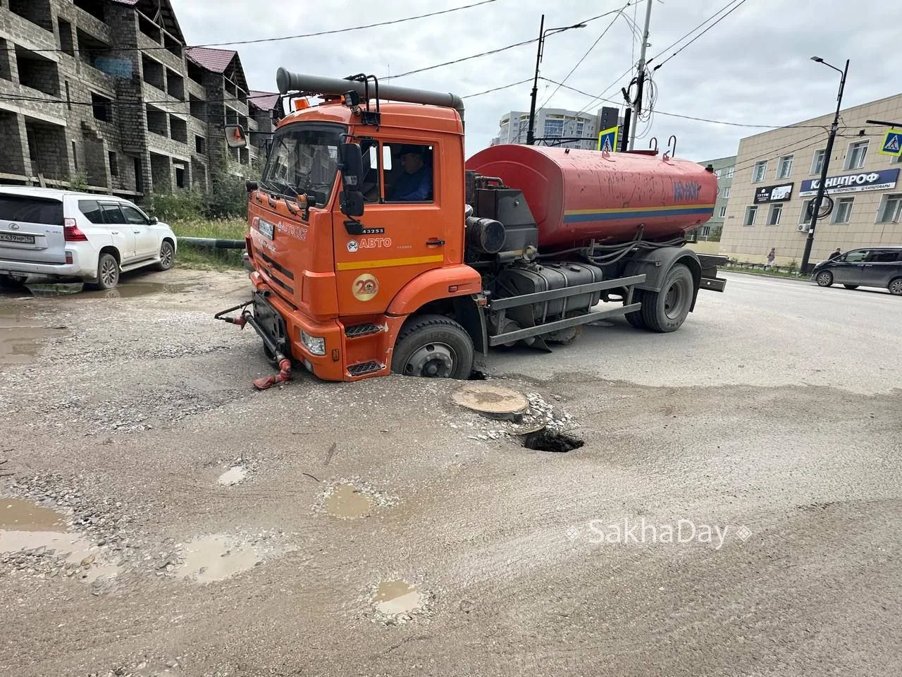 Примерно в 13.30 на перекрестке проспекта Ленина с улицей Строда попала в ловушку полив...