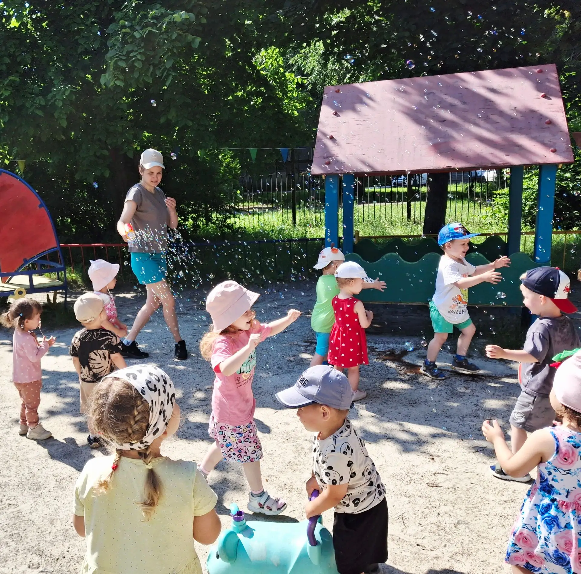 ☀️👋Всем доброе утро и хорошей рабочей недели😊Летняя прогулка в группе "Ёлочка "

Лето -жаркая пора