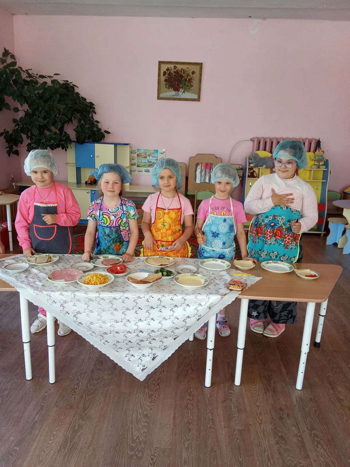 Девочки из группы " Любознайки" приготовили аппетитные бутерброды " смайлики".
