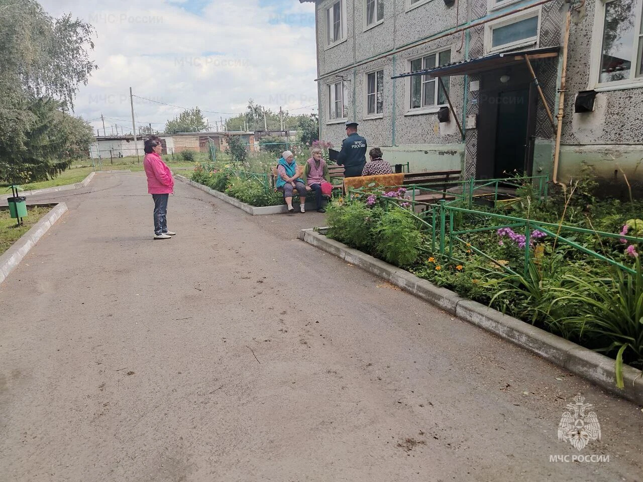📍Профилактика пожаров: сотрудники МЧС России проводят подворовые обходы и встречи с на...