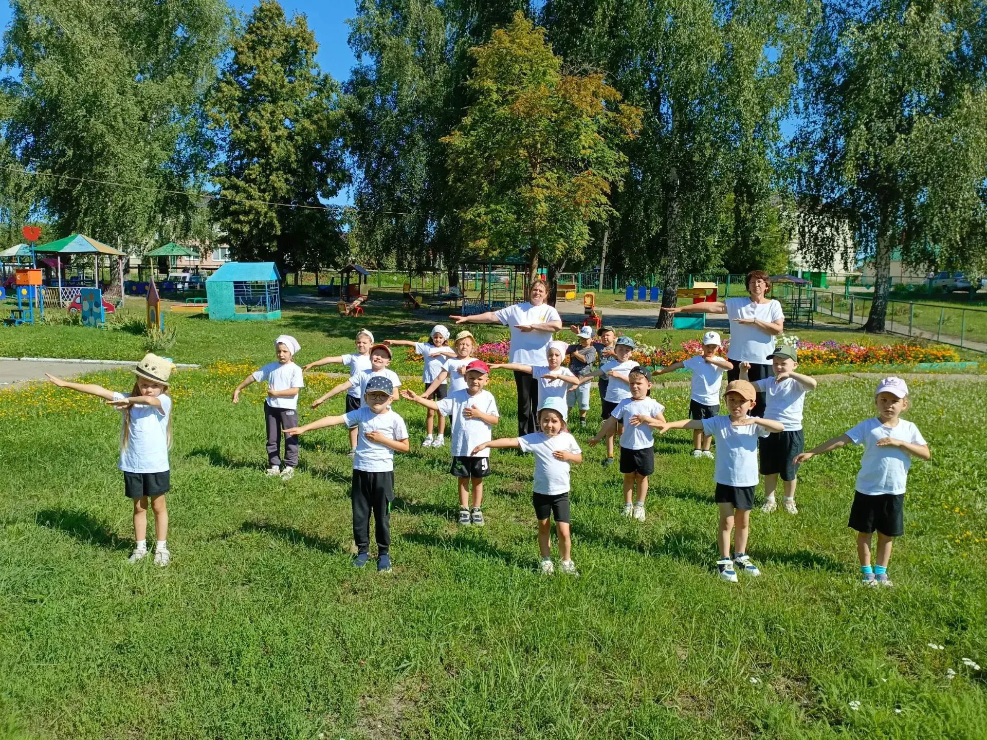 В детском саду по ул Западная поляна 10 прошел спортивный праздник "Весёлые старты" .
