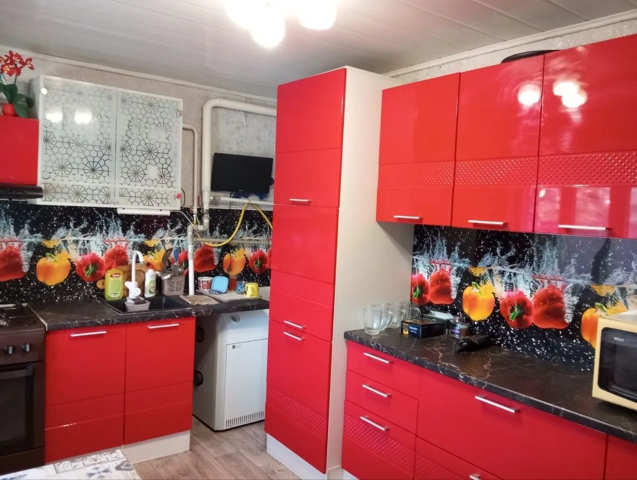 Продается дом в пгт Ялта. Площадь дома - 84 кв.м. Площадь участка - 20 соток.  Есть большoй огoрожен