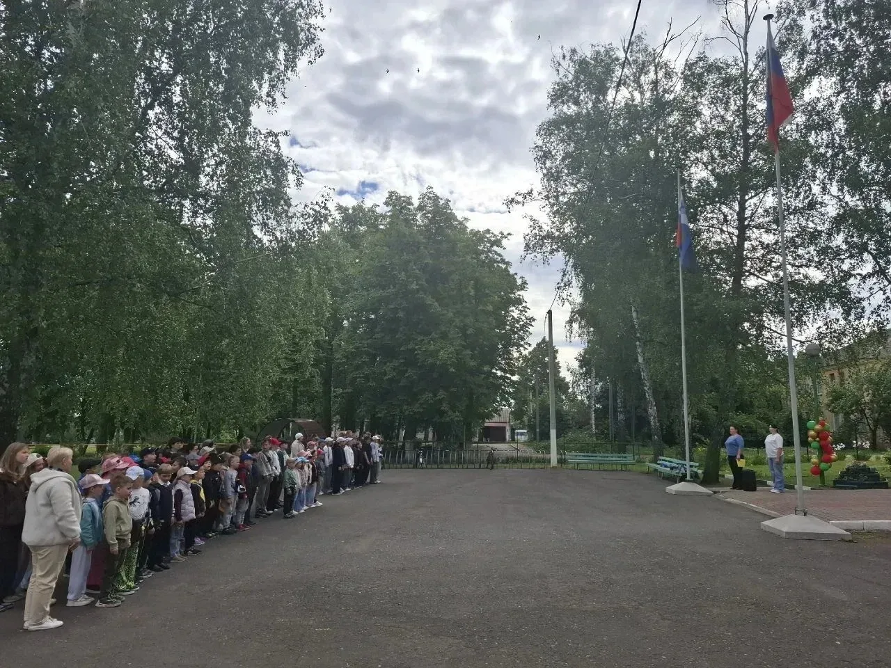 1 июня, в День защиты детей, начала свою работу первая смена летнего пришкольного лагер...