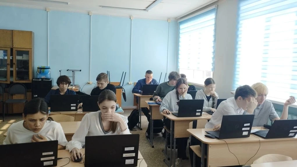 🤖 На уроке информатики нашей школы в 10 классе  прошло очень актуальное занятие! Учени...