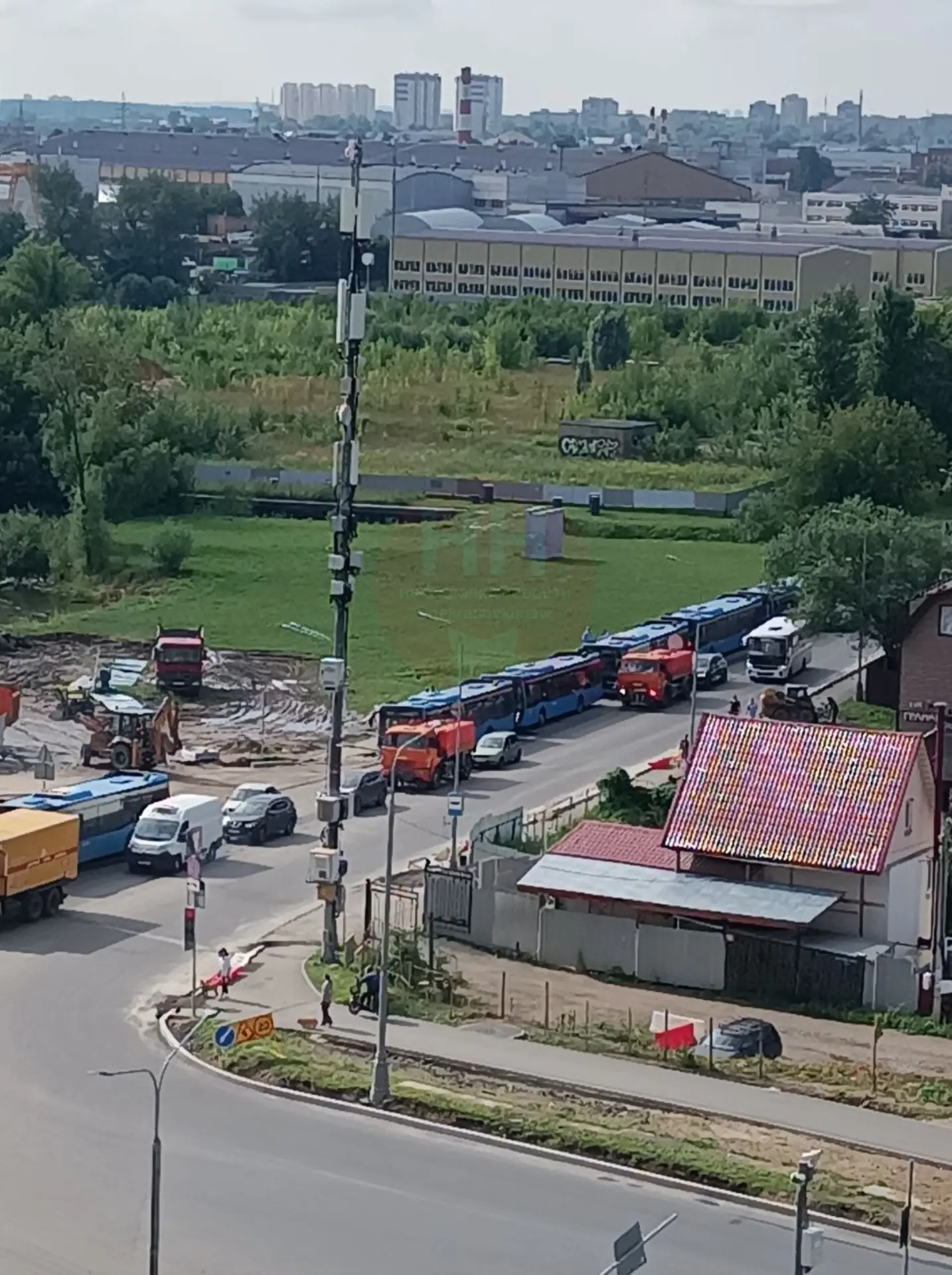 Сегодня с 8:00 до 10 :00 по непонятной причине, 9 рейсовых автобусов 722 и 893 маршрута решили посто