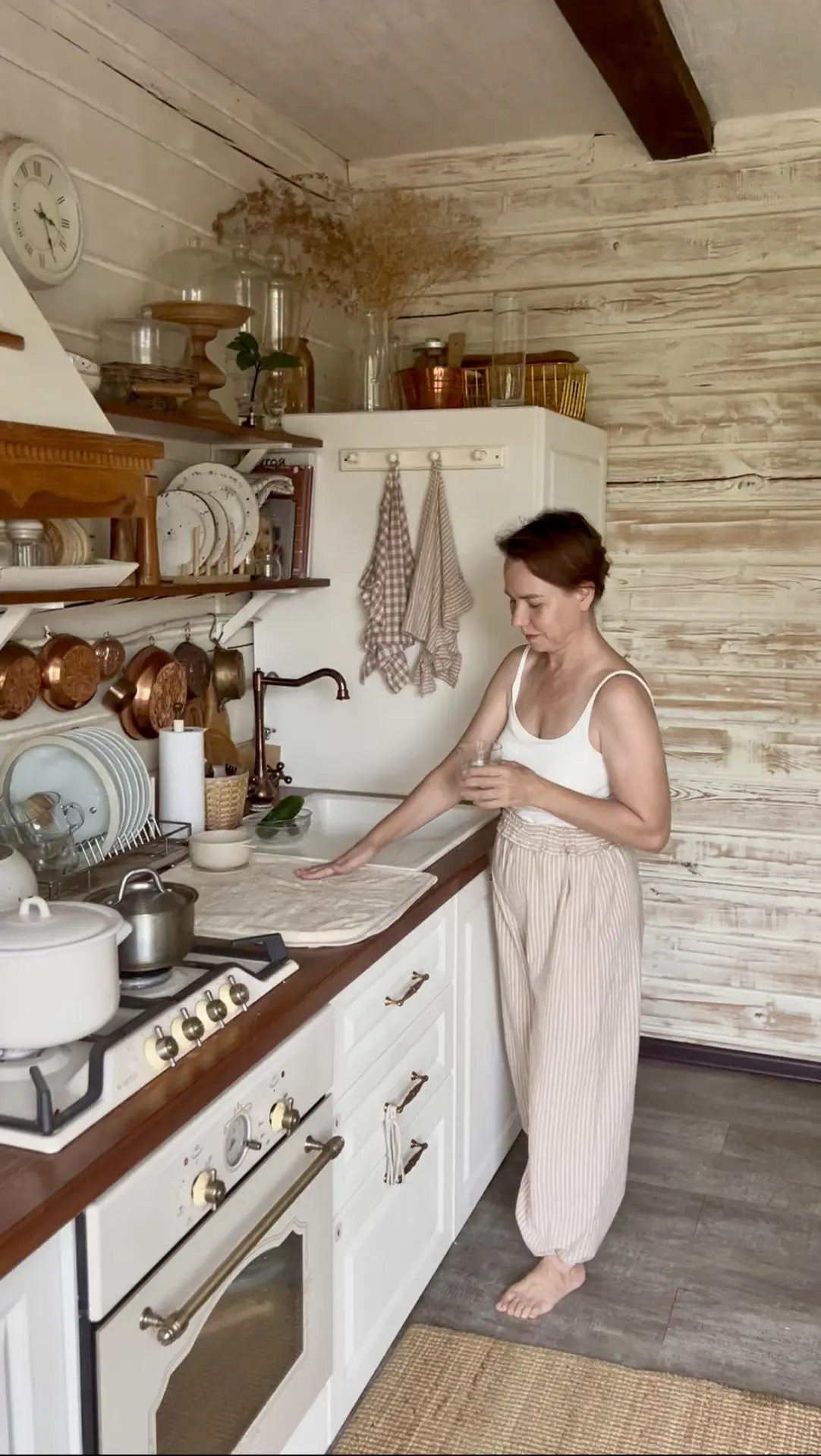 Доброго дня, дорогие! Каждый день собираем корзину огурцов и храню в пакете в холодильнике. Уже целы