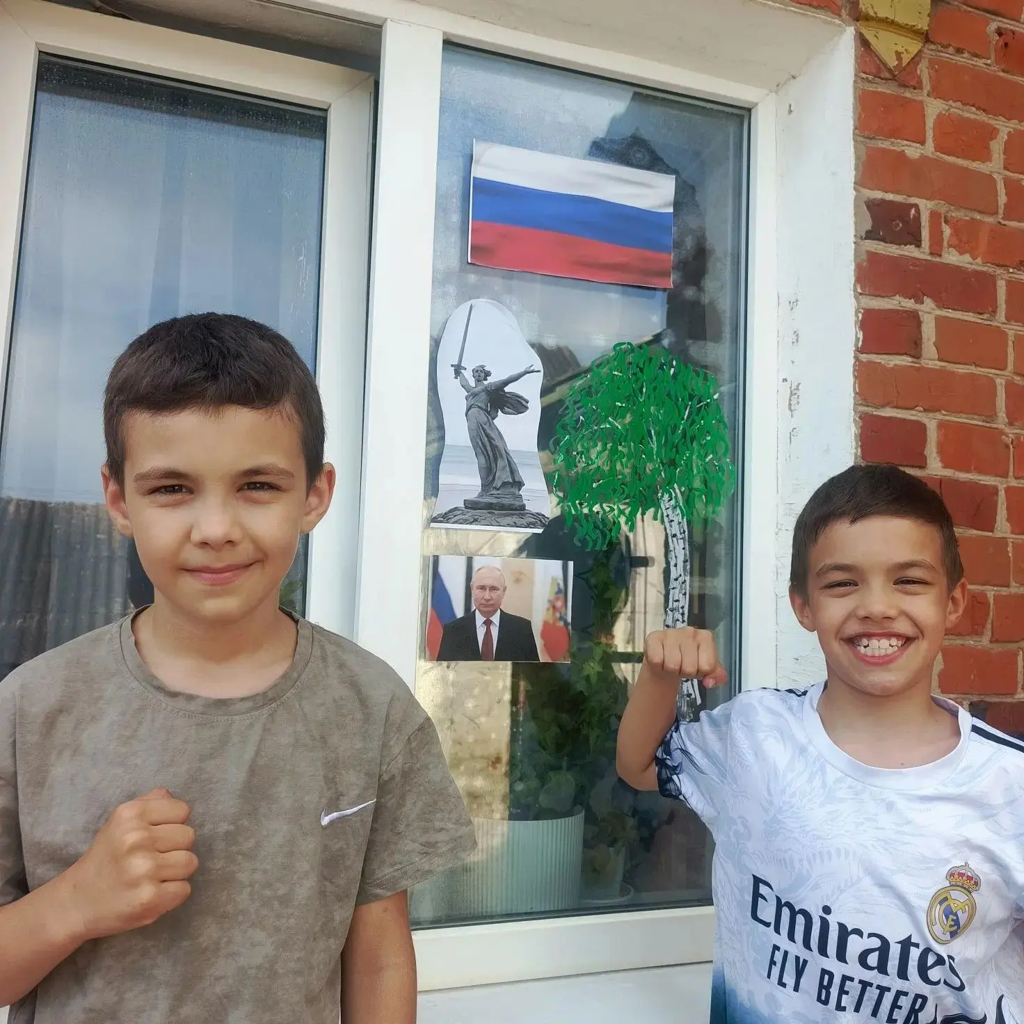 В День России — вместе с акцией «Окна России»! 

В честь празднования Дня России наши учащиеся присо