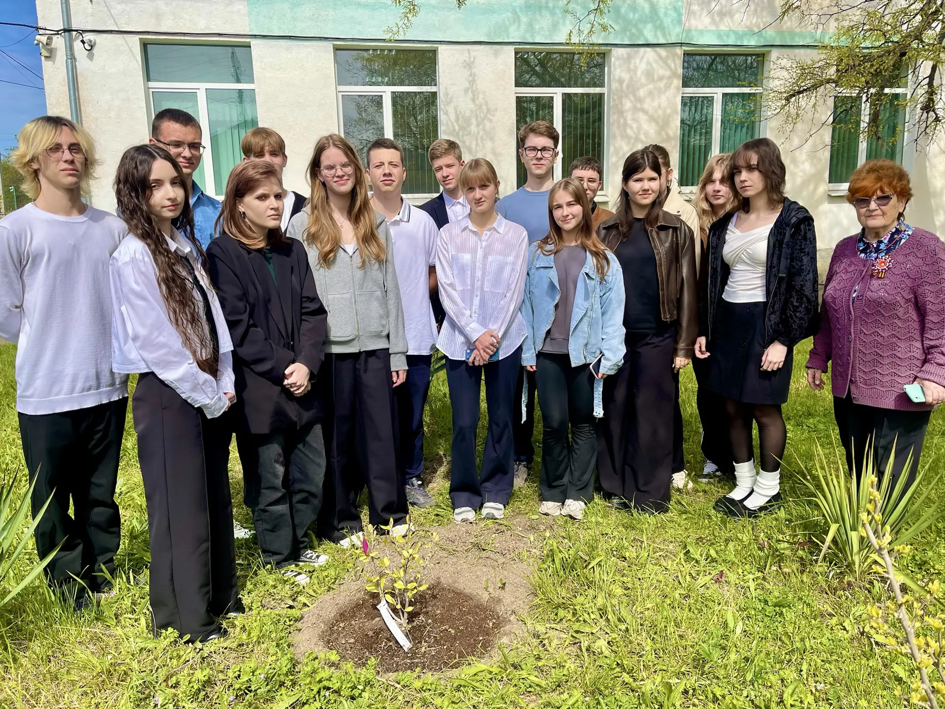 🍃Прощаясь со школой, выпускники 11‑го класса по доброй традиции посадили на пришкольно...
