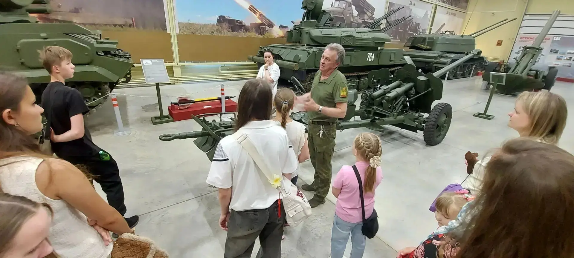 🏛️ Путешествие в историю: учащиеся «Ровесника» посетили Музей военной истории д. Падик...