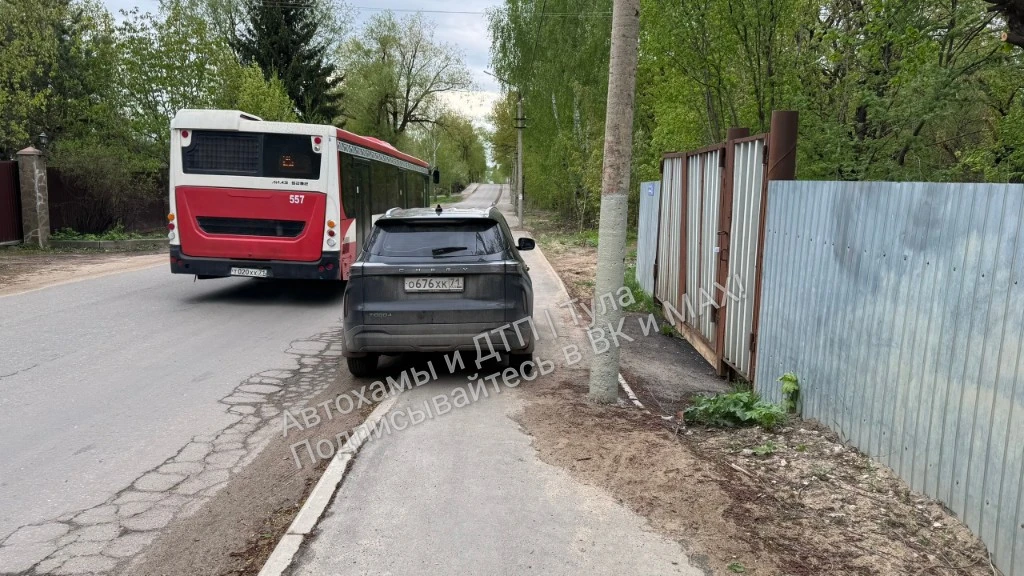 😐«Чуток пешеходам оставил». Фото от подписчика  ✍️«Улица Шоссейная, 7, посёлок Угольный. Снято 09.05