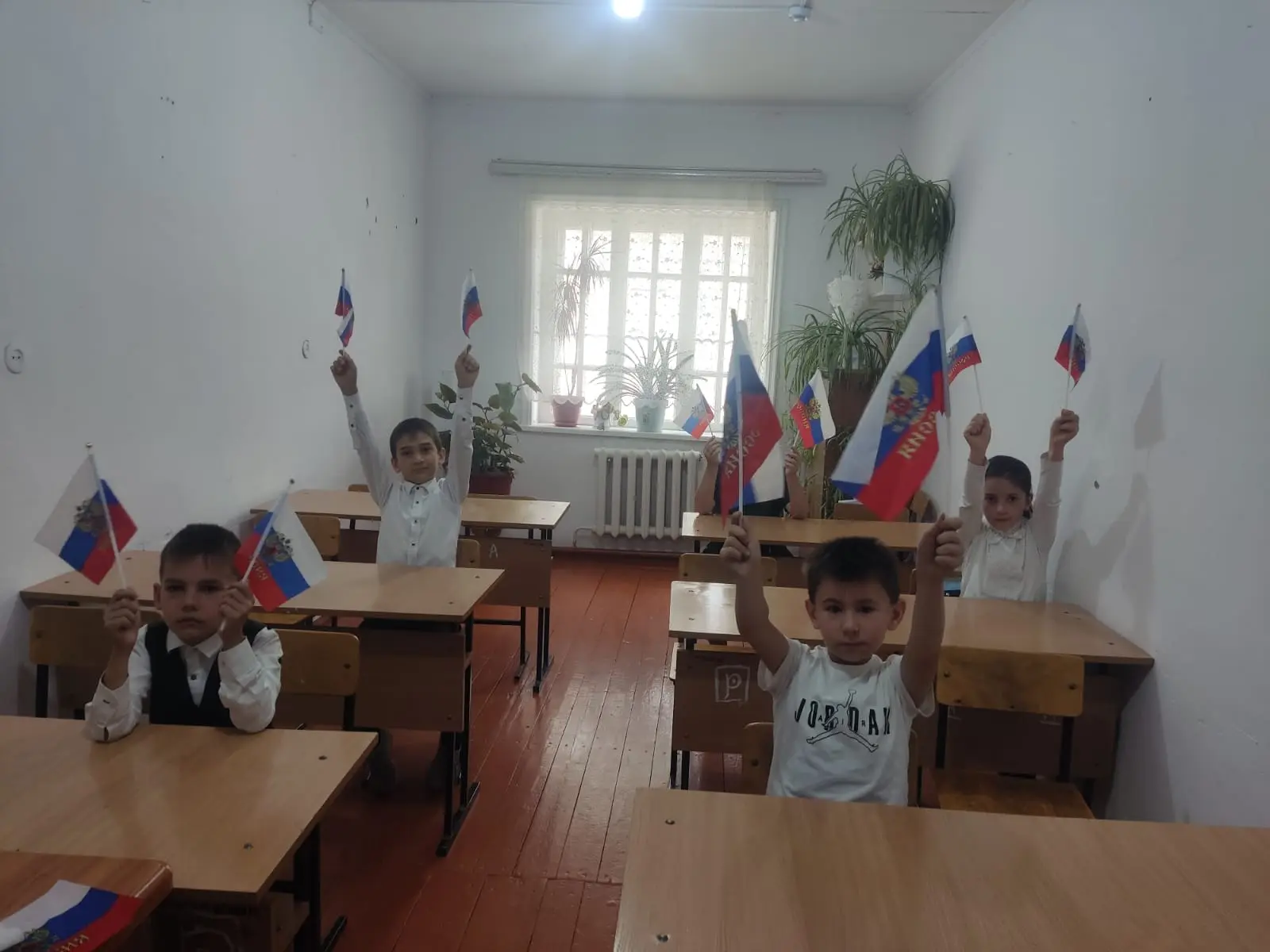 В преддверии важной даты, *Дня Государственного флага Российской Федерации*, в Доме дет...