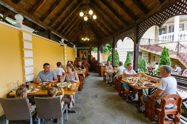 #СОЧИ #ВАРДАНЕ Львовский переулок, 1А.  У нас всё включено (All Inclusive):  • 🍽 4-разовое питание «