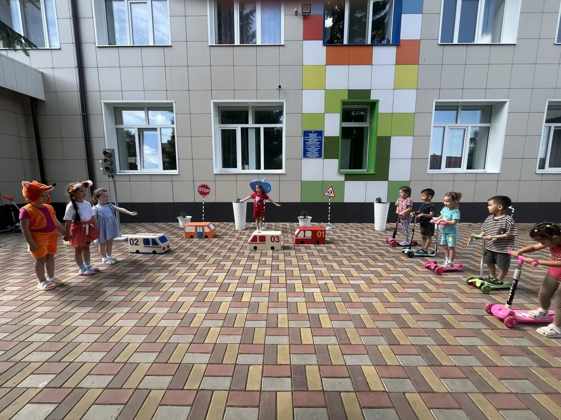 🛴 Наш весёлый самокатный заезд в День ПДД!

Сегодня наш дворик превратился в настоящую трассу: ребя