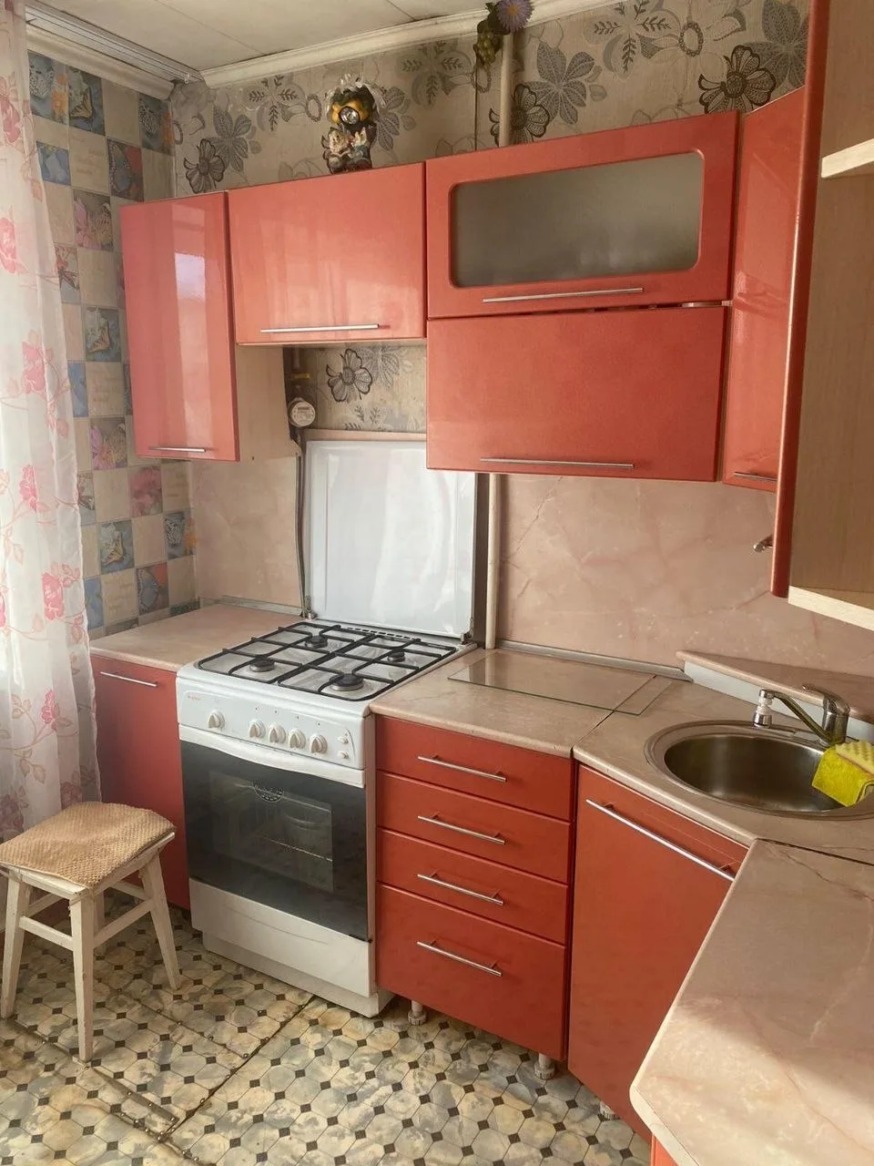 СДАМ 
1 Комнатная квартира район ДК Химиков Детский мир  !
Мебель , бытовая 
техника , балкон застек
