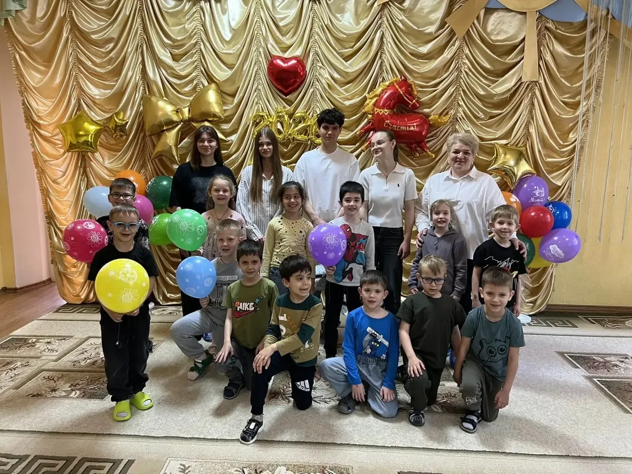 Студенты группы С‑22 под руководством классного руководителя Баюсовой Т. В. организовал...