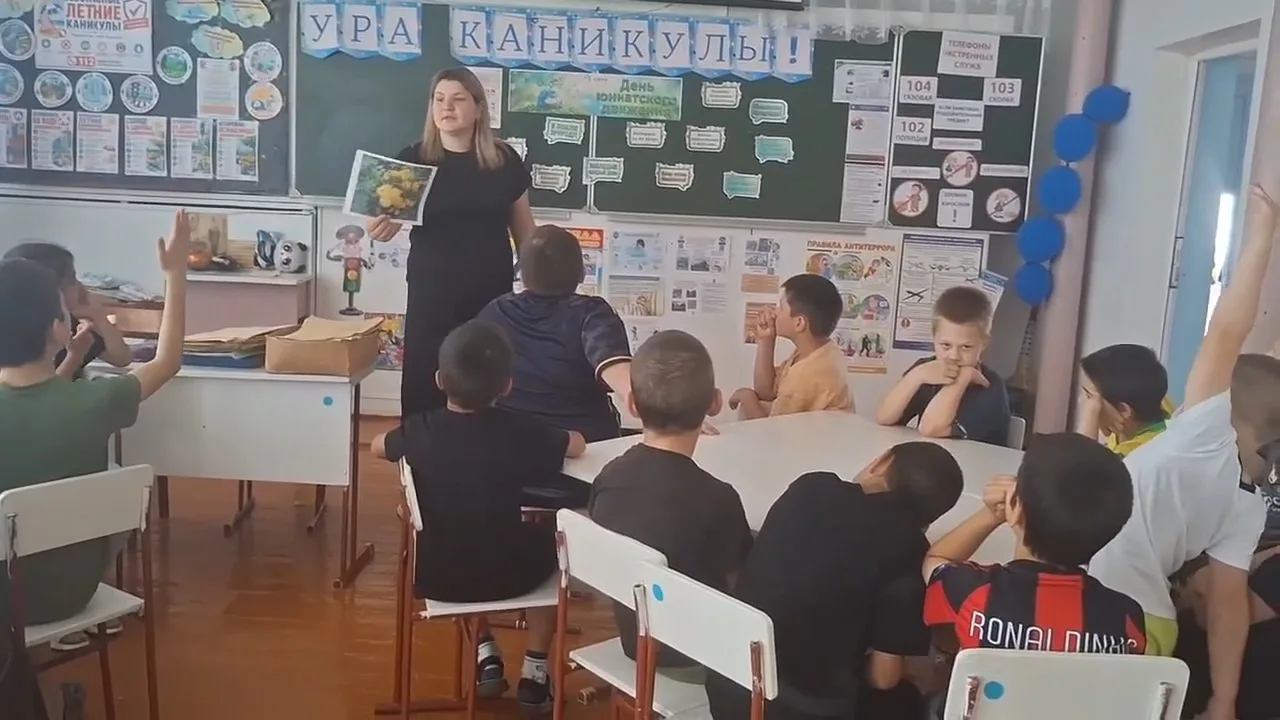 В пришкольном лагере прошла акция «Юннаты за зелёное будущее»
В рамках акции юннаты рассмотрели герб