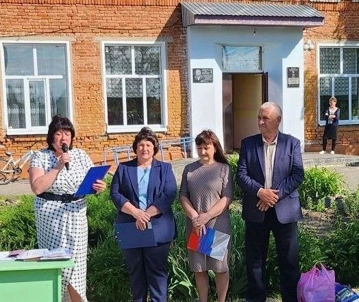Торжественная линейка, посвящённая Последнему звонку: миг, который запомнится навсегда!