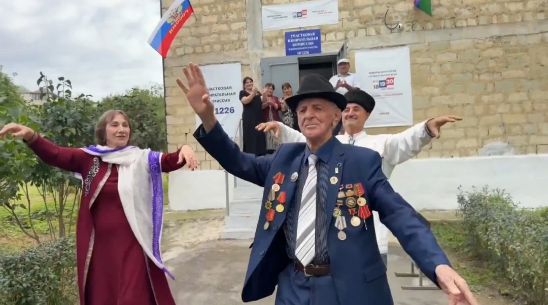 Народный поэт Дагестана задал ритм выборам и станцевал лезгинку у избирательного участк...