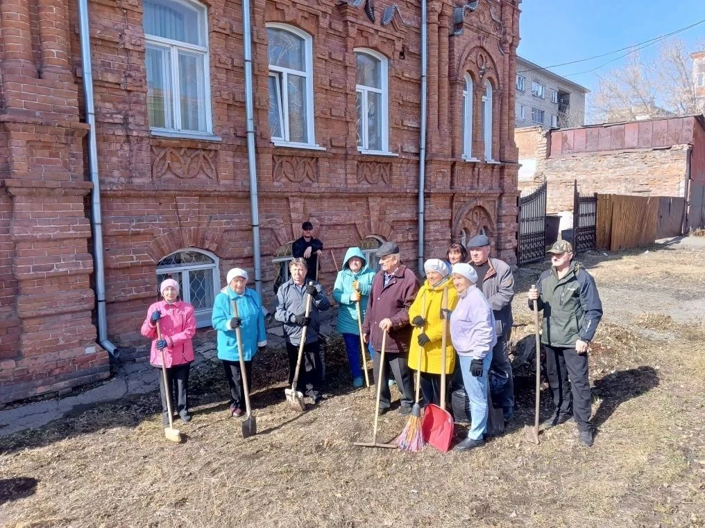 📣В Бийске стартовали весенние субботники  Одними из первых на уборку прилегающих территорий вышли ве