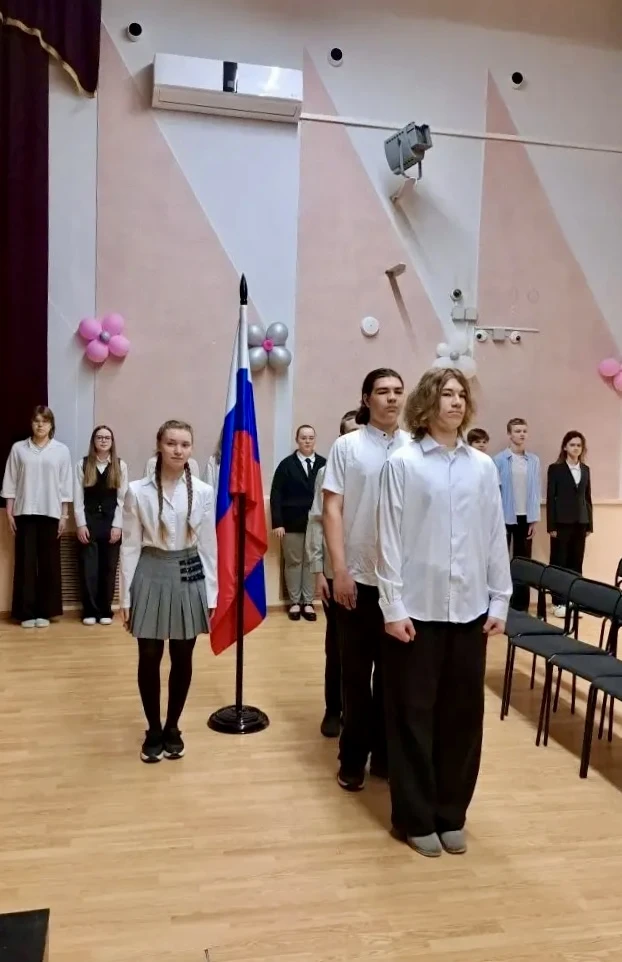 🇷🇺 Понедельник начинается с главного: Флаг и Гимн России!🇷🇺   Традиционно новая учебная неделя начал